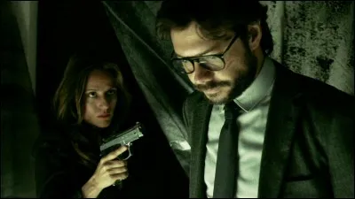 Dans la saison 2, un détail attire l'attention de Raquel qui comprend alors qui est le professeur, quel est ce détail ?