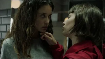 Que se passe-t-il dans cette scène entre Alison et Tokyo ?