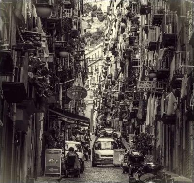 Comment appelle-t-on ces quartiers populaires de Naples, connus pour les ruelles étroites où le linge sèche directement sur le trottoir ?