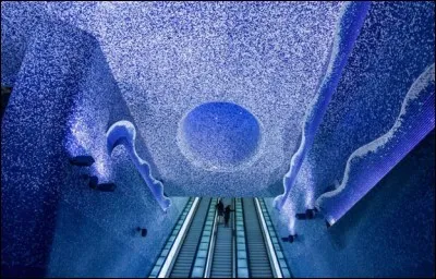 Quelle station du métro napolitain est considérée comme l'une des plus belles en Europe ?