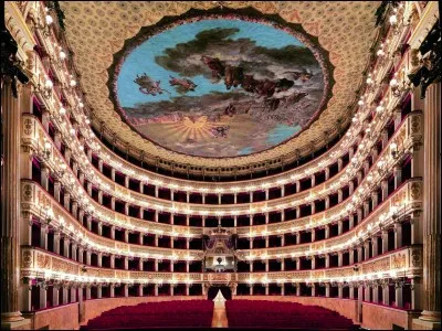 Quel opéra se trouvant à Naples est le plus ancien en Europe ?