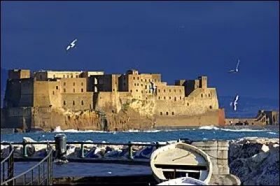 D'après une légende, le Castel dell'Ovo (château de l'uf) tient son nom d'un uf magique, déposé sous les fondations du château par un sorcier afin de soutenir l'ensemble. Quel poète nous rapporte cette légende ?