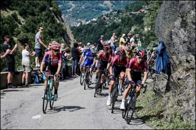 Passons à la 20e étape qui est la dernière étape alpestre. Laquelle de ces informations est fausse concernant le déroulement de cette étape ?
