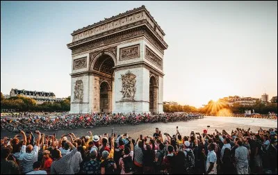 Voilà le Tour de France est terminé. Enfin pas tout à fait, il nous reste cette dernière étape assez cérémoniale dans les rues de Paris. Le sprint le plus prestigieux de l'année a lieu sur les Champs-Élysées et les sprinteurs rêvent tous de cette victoire. Lequel d'entre eux va tiré son épingle de jeu ?