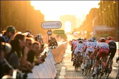 Passons désormais aux résultats des classements distinctifs et commençons par le maillot jaune ! Qui est le grand vainqueur de ce Tour de France ?