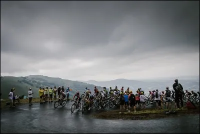 La 15e étape relie Limoux au Prat d'Albis. C'est le dernier jour dans les Pyrénées et de nombreux cols sont au programme. Qui s'impose à Foix en tant que dernier survivant de l'échappée matinale ?