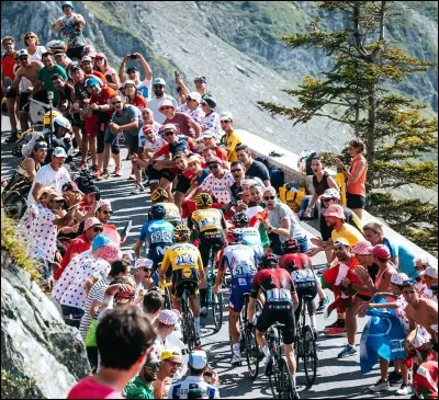 Toujours sur cette étape, Thibaut Pinot profite du terrain pour faire des dégâts. Il décroche tout le monde de sa roue et grappille de précieuses secondes. Qui est le seul favori à arriver avec Thibaut Pinot ce jour-là ?