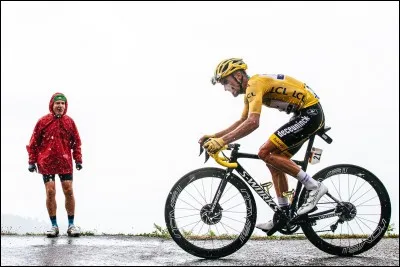 Nous sommes désormais à la journée de repos après 15 étapes intenses. Deux semaines de courses ont déjà eu lieu. Qui est le maillot jaune à ce stade de la course ?