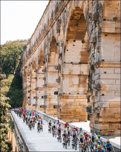 Passons à la 17e étape. Elle part du splendide pont du Gard pour arriver à Gap. Avec quelques petites montées au programme c'est une étape destinée aux échappées. Et l'échappée est effectivement allée au bout avec la victoire d'un coureur très complet. De qui s'agit-il ?