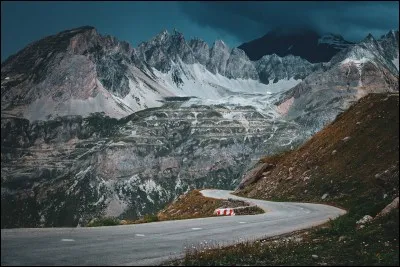 Nous entrons désormais dans les Alpes. Trois étapes très difficiles sont prévues. Et on commence fort ce triptyque avec l'étape 18 de ce Tour de France. Cette étape passe par des cols mythiques comme le col de Vars, l'Izoard ou encore le Galibier. Les coureurs montent à de très hautes altitudes ce qui avantage les purs grimpeurs. Lequel d'entre eux va venir décrocher cette belle étape à Valloire ?