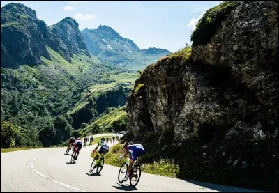 Passons désormais à l'étape 19 qui est sans aucun doute l'étape la plus folle de ce Tour de France. En effet, dès le début de l'étape un des gros favoris de ce Tour abandonne à 90 kilomètres de l'arrivée et va remplir de tristesse de nombreux spectateurs. Qui est ce coureur ?