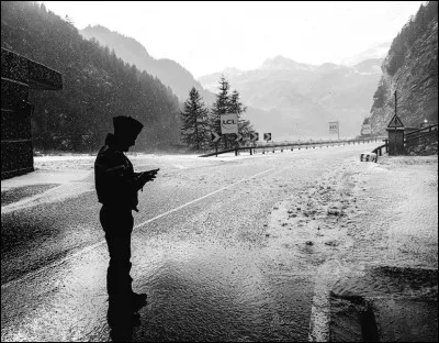 Et on n'est pas au bout de nos surprises. En effet, alors que les coureurs passent au sommet de l'Iseran, on nous informe que des coulées de boues ont lieu dans la descente et que la route est impraticable. En conséquence, la course est arrêtée. Quelle décision vont prendre les commissaires de course par rapport au dénouement de l'étape ?