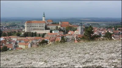 Où se trouve le pittoresque château de Mikulov ?