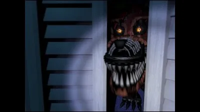 Foxy entre dans l'armoire &agrave; partir de la...