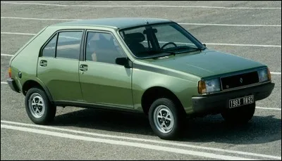 À cette époque la qualité d'assemblage des Renault était plutôt mauvaise mais elles avaient des moteurs robustes. Les ingénieurs de chez Renault ont donc décidé d'y mettre un fragile moteur Peugeot ! Quel est ce modèle ?