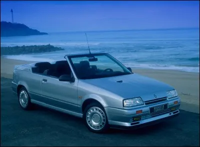 Ce n'est pas toujours facile de faire un joli cabriolet à partir d'une berline ! La preuve avec cette...