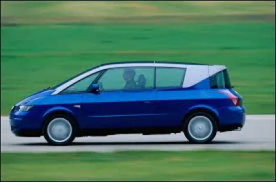 Cette Renault, qui n'est ni un coupé, ni une berline, ni un monospace, semble pourtant venir de l'espace ! Quel est ce modèle ?