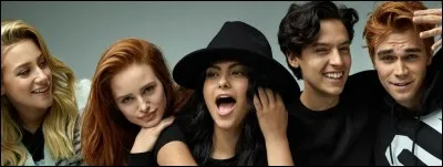 De quelle couleur est la cravate de Norton ?