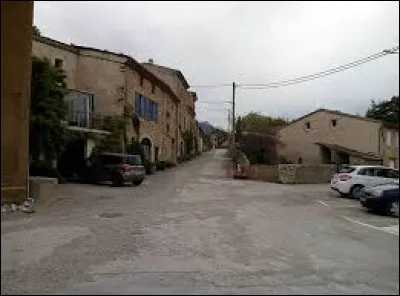 Nous terminons notre balade dans la Drôme, à Saint-Roman. Nous sommes en région ...