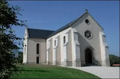 Nous sommes maintenant dans les Pays-de-la-Loire devant la chapelle des Mineurs de Faymoreau. Nous nous trouvons dans le département ...
