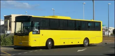 Ce car permet le transport d'ouvriers sur le chantier. Dans quel département d'Outre-Mer est celui-ci ?