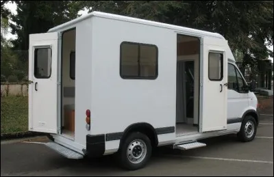 Ce véhicule est équipé de nombreux mobiliers, tel que bureau, casiers, tableau à feutre. C'est donc le bureau du...