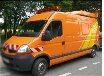 Enfin, pour fermer ce grand convoi, ce fourgon se place à la fin du cortège et à l'aide de ses signaux lumineux, il informe les autre usagers de la route. Ici, c'est un véhicule de...