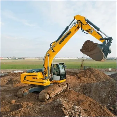 Avec le bulldozer, il fait partie des engins qui sont sur l'un des camions de la question 2. C'est...