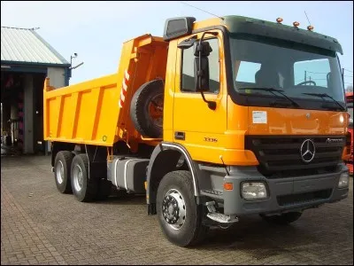 De quelle couleur est le camion benne ici ?