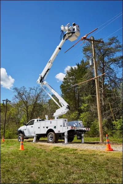 Comment s'appelle la partie de ce camion où une personne est debout ?