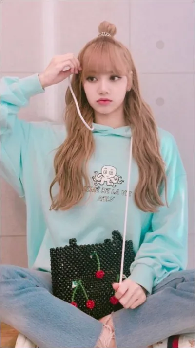 La couleur naturelle des cheveux de Lisa est...