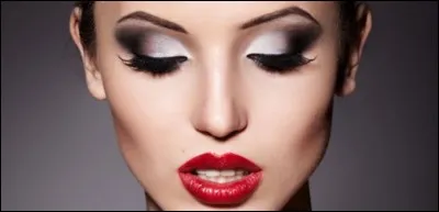 En maquillage, tu es souvent...