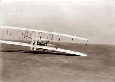 Le site de Kill Devil Hills a vu s'effectuer le premier vol d'un vhicule plus lourd que l'air (un aronef) le 17 dcembre 1903. Par qui ?