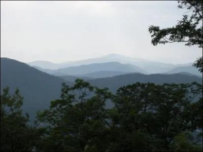 Laquelle de ces chanes de montagne constitue une frontire naturelle entre la Caroline du Nord et le Tennessee ?