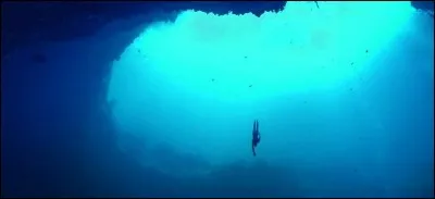 C'est le plus grand trou marin attirant les apnéistes et plongeurs du monde entier. Où se situe cet endroit ?