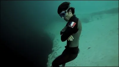Exceptionnel plongeur niçois, spécialiste de la profondeur et double champion du monde, s'est illustré récemment en réalisant accidentellement la plongée hallucinante la plus profonde de l'histoire à 139 mètres. Qui est-il ?