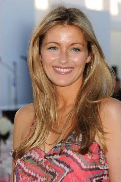 Qui est cette Louise, actrice anglaise célèbre pour son rôle de Sofia Curtis dans la série télévisé les Experts ?