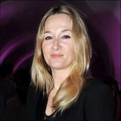 Qui est cette Julie, créatrice de mode française ?