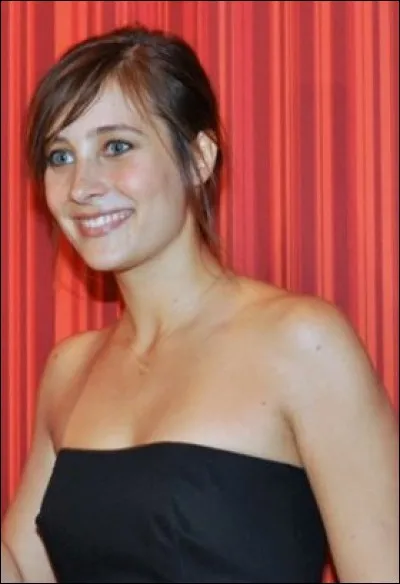 Qui est cette Julie, comédienne et actrice ?