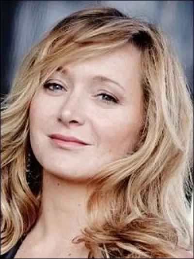 Qui est cette Julie, actrice, metteur en scène, danseuse et humoriste ?
