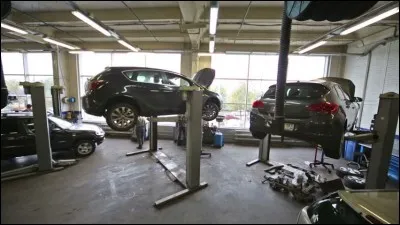Une voiture en panne ou faire sa révision ? Un garage automobile est installé. Combien il y a-t-il de voitures ici ?