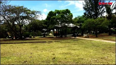 Dans ce parc, les habitants peuvent faire du sport ou se promener. Sur cette photographie, il se situe dans une commune au nord de la Réunion. Quel est le nom du parc ?