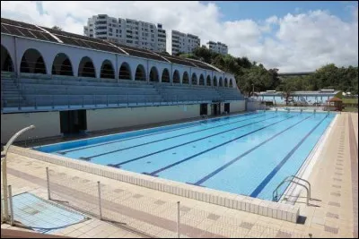 Dans ce complexe, les plus sportifs peuvent pratiquer : du tennis, des sports de combat, du volley-ball, de l'athlétisme, du football et...