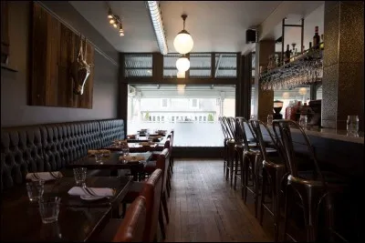 Toujours fictif, ce lieu à la faculté d'accueillir un groupe de personnes qui désirent prendre un bon repas. C'est un...