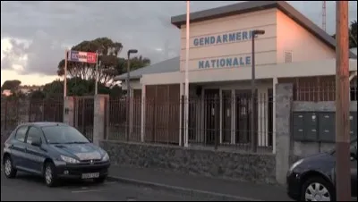 Une brigade de gendarmerie de fiction est présente. Sous quel statut un gendarme est-il ?