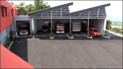 Listez les véhicules de pompiers disponibles dans cette petite caserne :