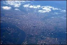 Grce  son port Anvers couvre une superficie suprieure  celle de la ville de Paris.