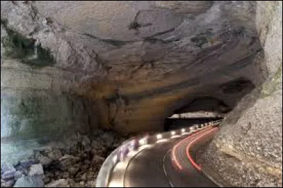 Mas d'Azil (Ari&egrave;ge) : &agrave; 2km la route suit un double m&eacute;andre de l'Arize dans un passage souterrain sur pr&egrave;s de 500m&egrave;tres.
