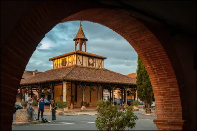 Cologne (Gers) : cette petite bastide porte ce nom car elle a appartenu &agrave; la ville de Cologne en Allemagne.
