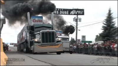 Qui accompagne Yves Montand dans le film "Le Salaire de la peur" ?
